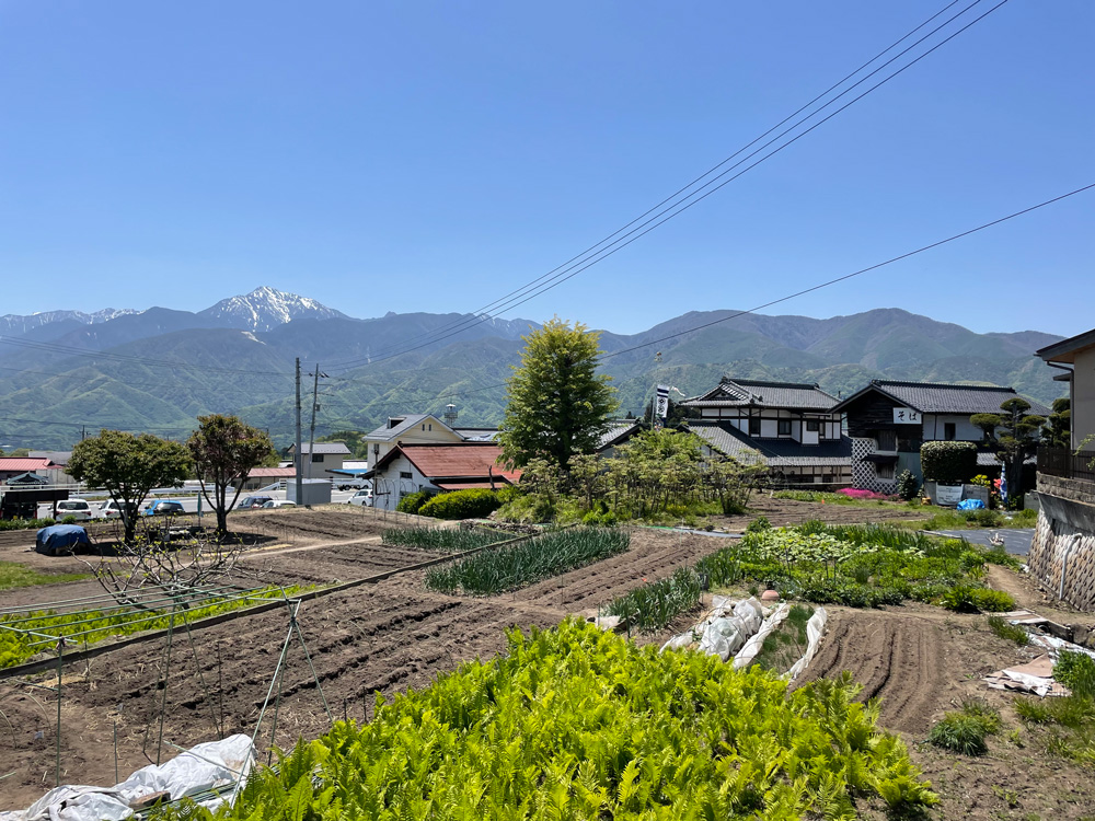 小淵沢駅周辺の景色。
民家と畑と八ヶ岳。